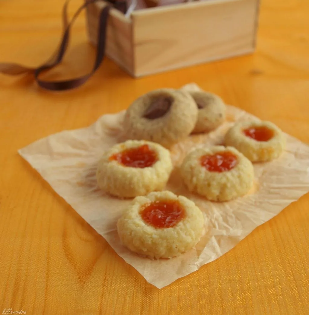 P1012589 Ökörszem vagy thumbprint cookies, mandulás-sárgabarack lekváros és mogyorós-tejcsokis