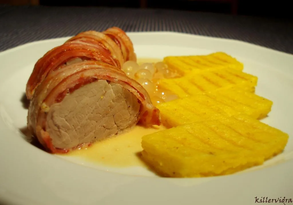 p9250054 Szűzpecsenye gyöngyhagymás raguval, grillezett polentával