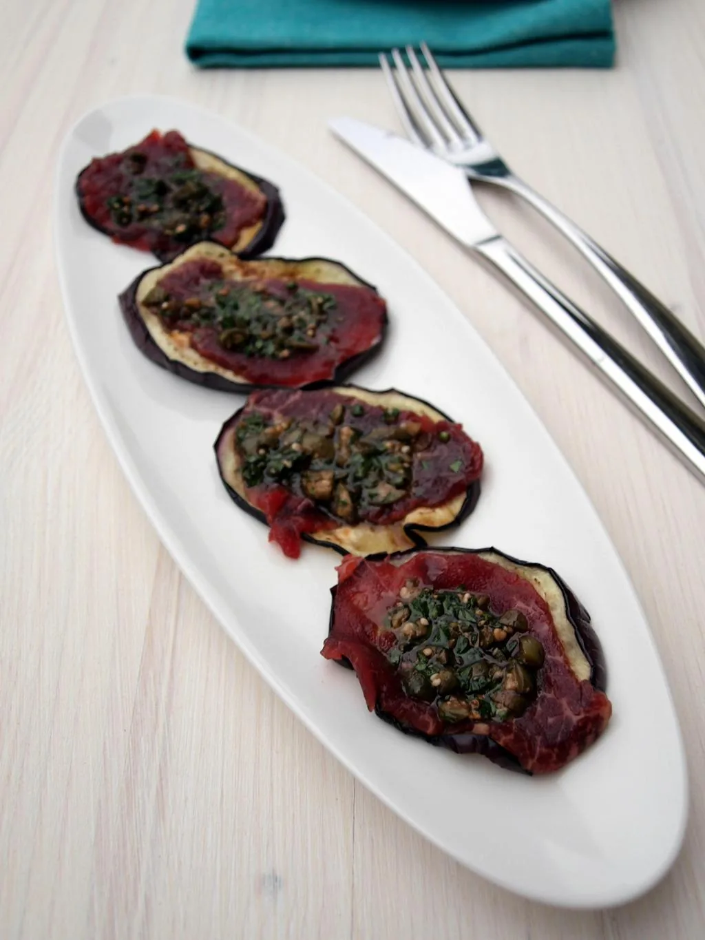 P1015485 Bélszín carpaccio kaprival, petrezselyemmel sült padlizsánon
