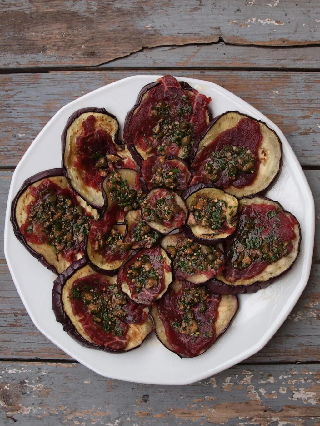 P1015500 Bélszín carpaccio kaprival, petrezselyemmel sült padlizsánon – 2. kép