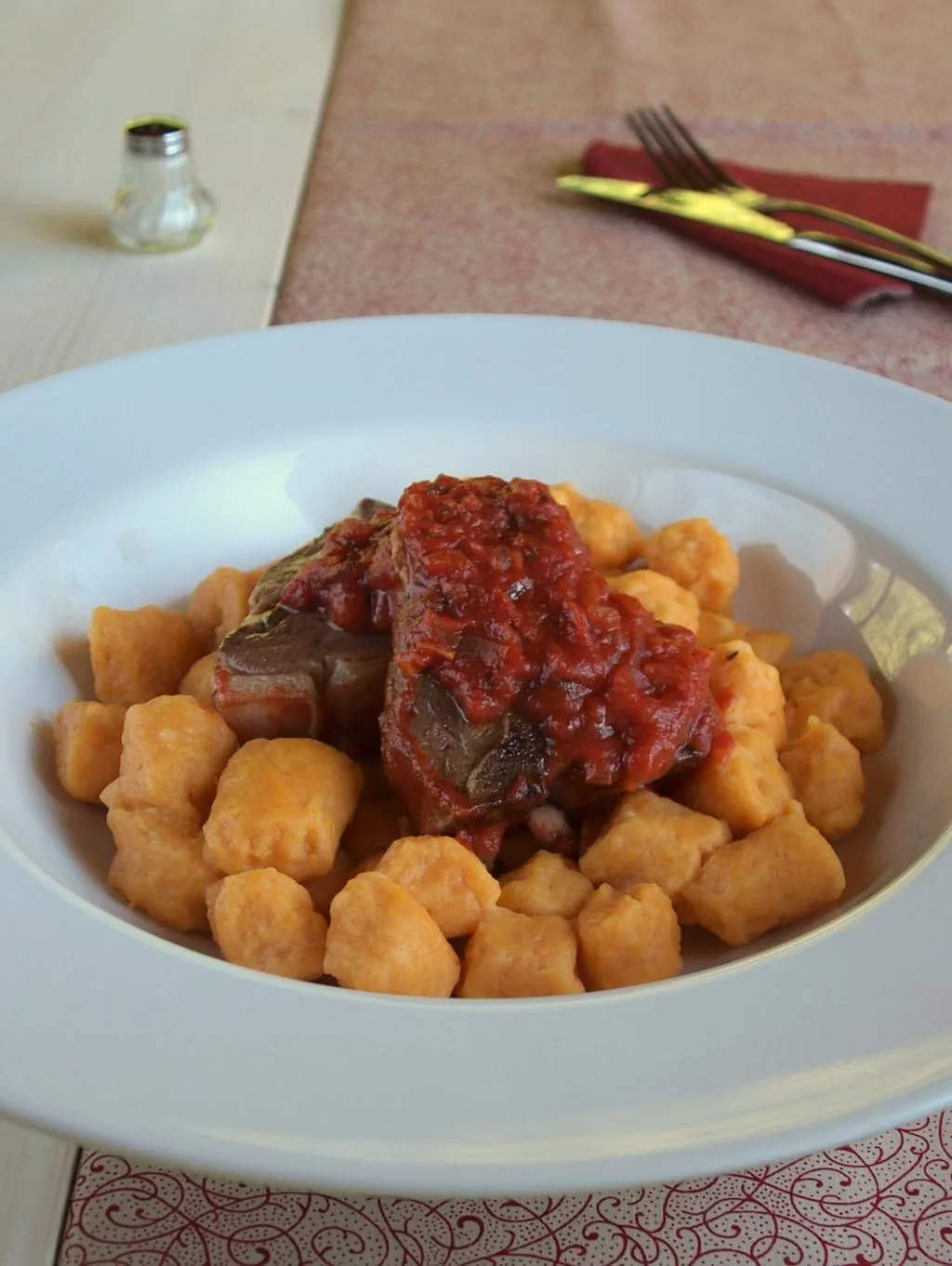 P1016958 Expressz sütőtökös gnocchi zsályás paradicsomszósszal, báránnyal