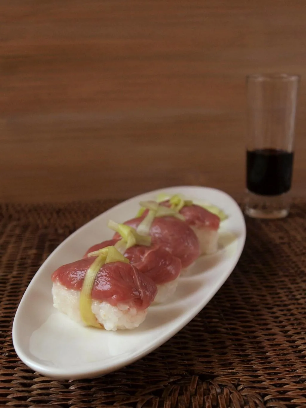 P1018675 Kacsamell nigiri vajretek salátával