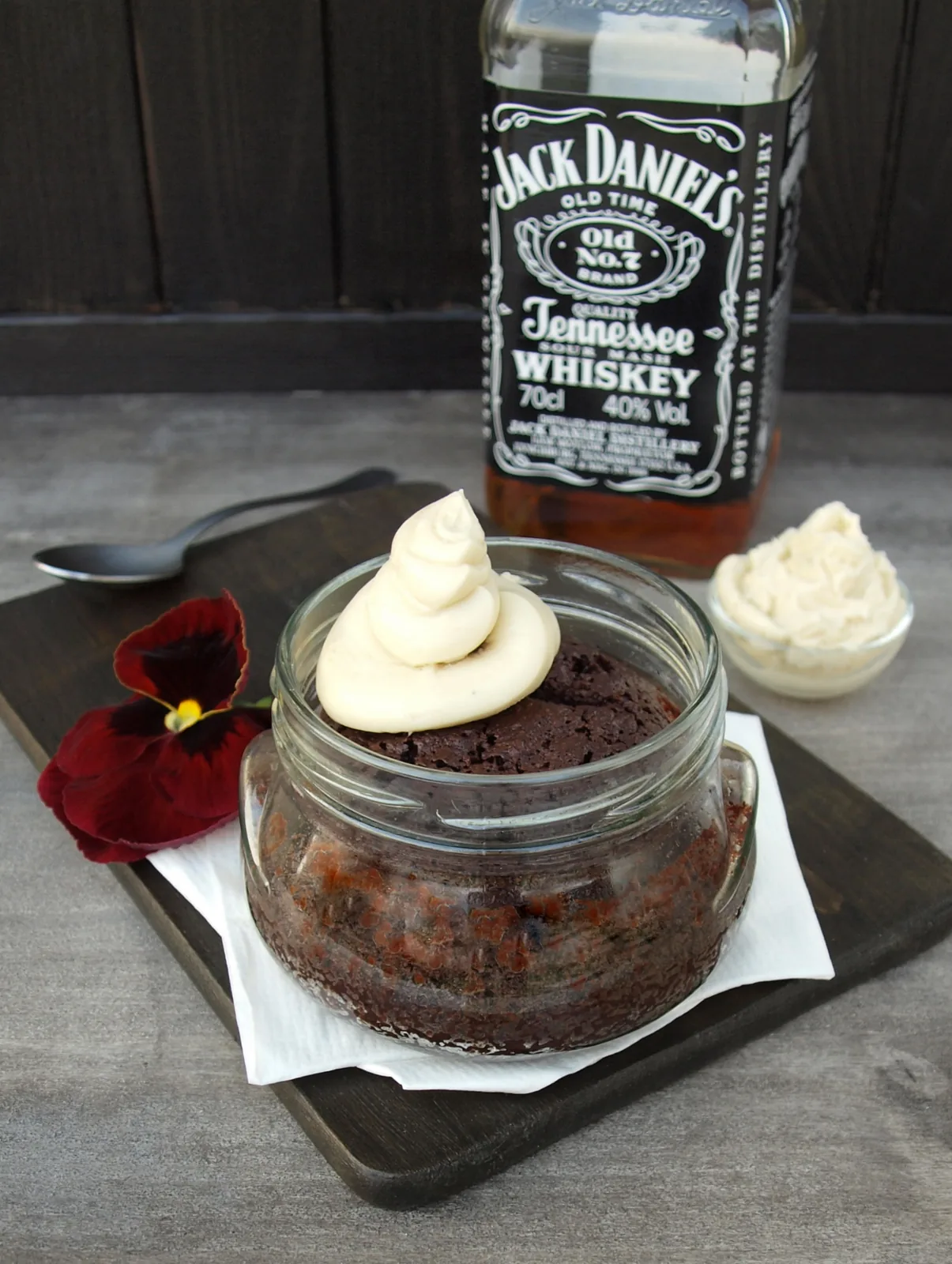 OLYMPUS DIGITAL CAMERA Whiskey in the jar: csokitorta Jack Daniel's-szel, vaníliás whiskeys krémmel