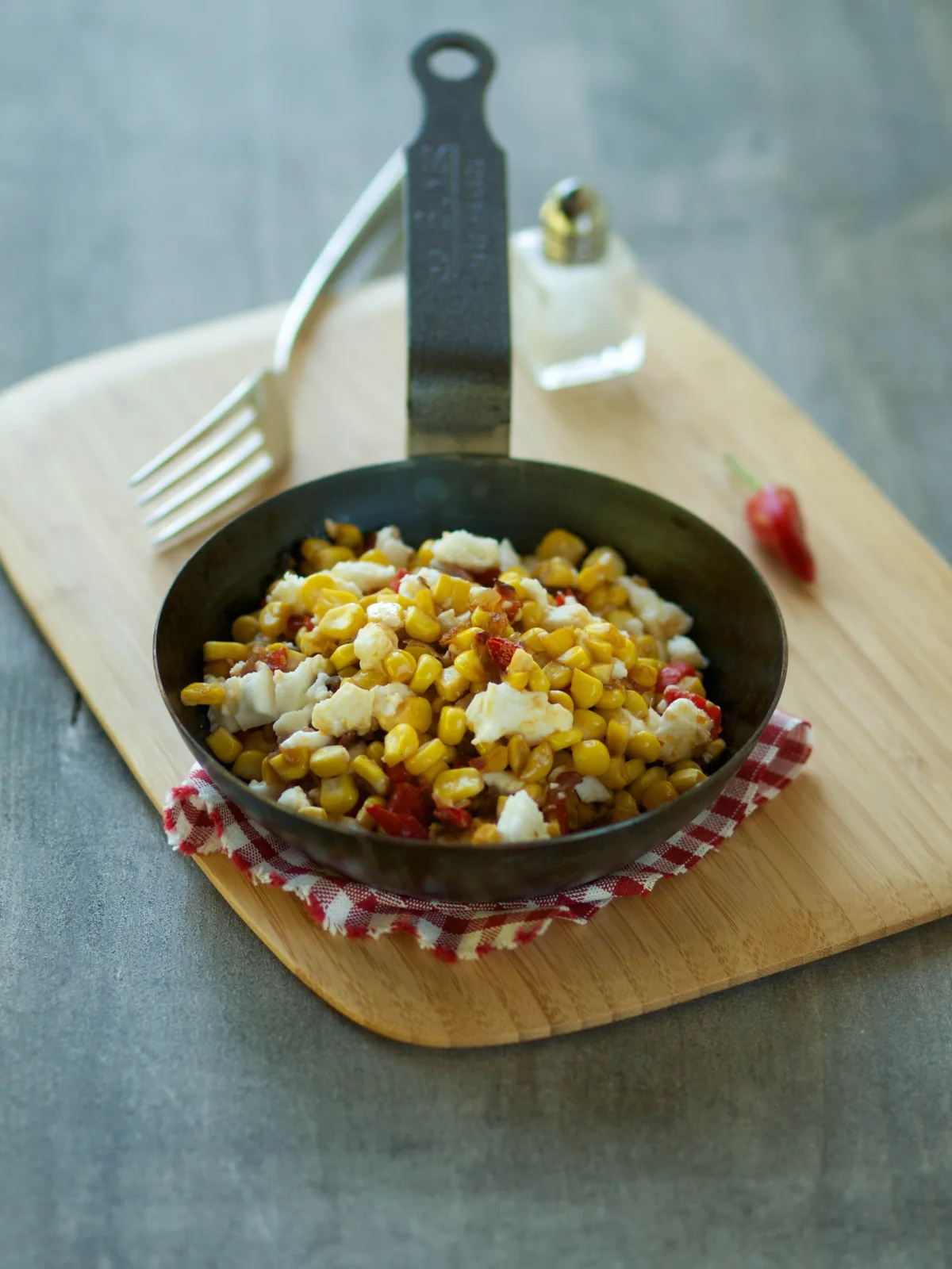 Sült kukorica, sült paprika, bacon, feta.