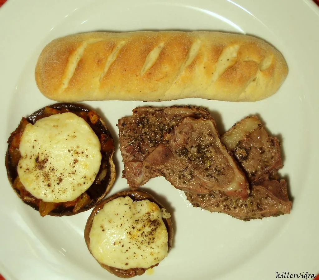 Bárány T-bone steak, cukkinis-padlizsános raguval töltött gombafejek kecskesajttal, tejfölös-újburgonyás kenyér