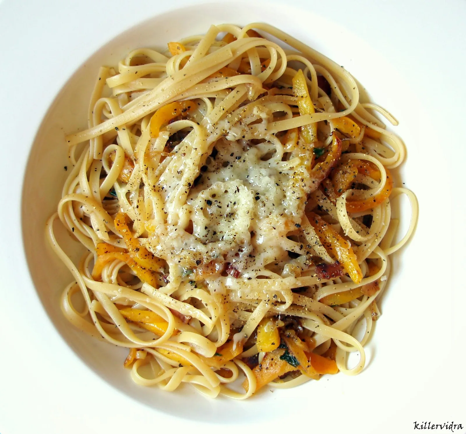 Linguine sült paprikával, szalonnával