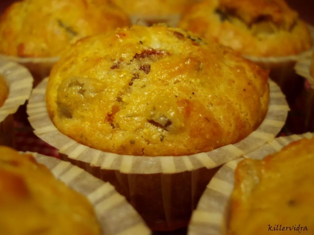 Muffin kukoricalisztből, szárított paradicsommal, olajbogyóval és kaprival