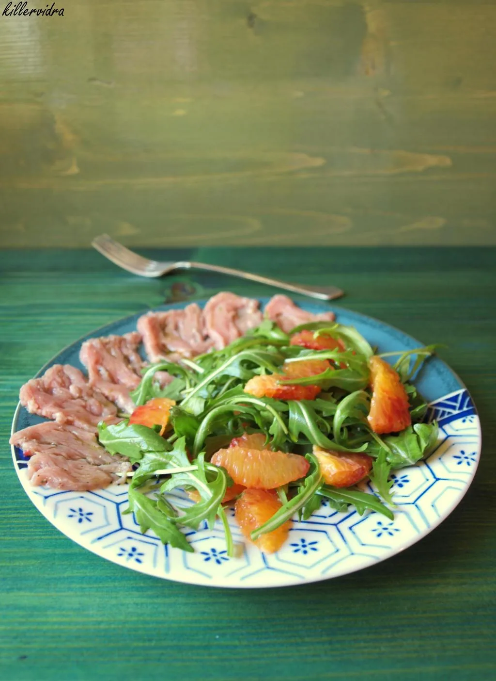 Borjú bélszín carpaccio gyömbérrel, vérnaranccsal, rukkolával